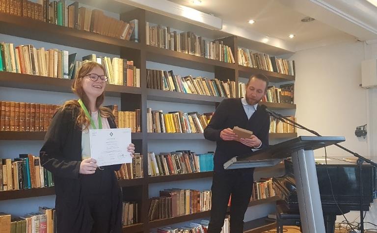 Selma krijgt haar oorkonde en medaille uitgereikt door organisator Floris Velema