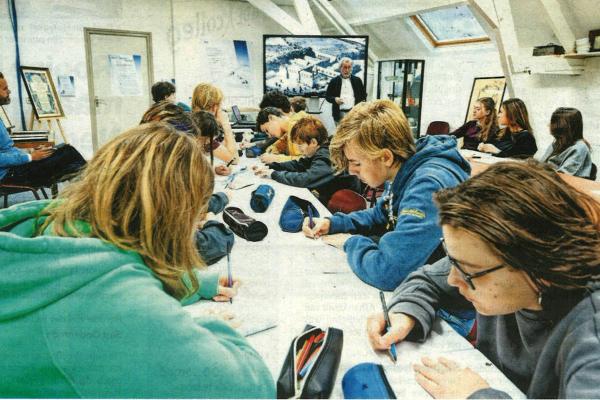 Leerlingen van Gymnasium Beekvliet luisteen naar Koos Loose van de Stichting Gijzelaarskampen