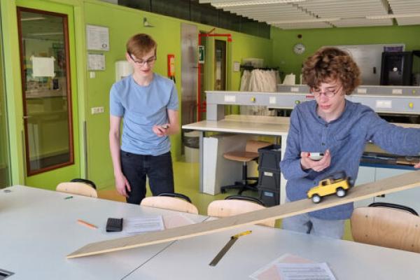 Kjeld (links) en Johan (rechts) aan de slag met een versnellingsproef voor het vak natuurkunde.