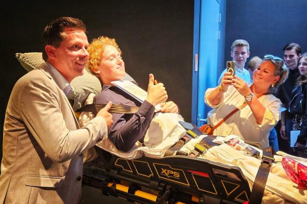 Duuk Weck ontvangt zijn diploma